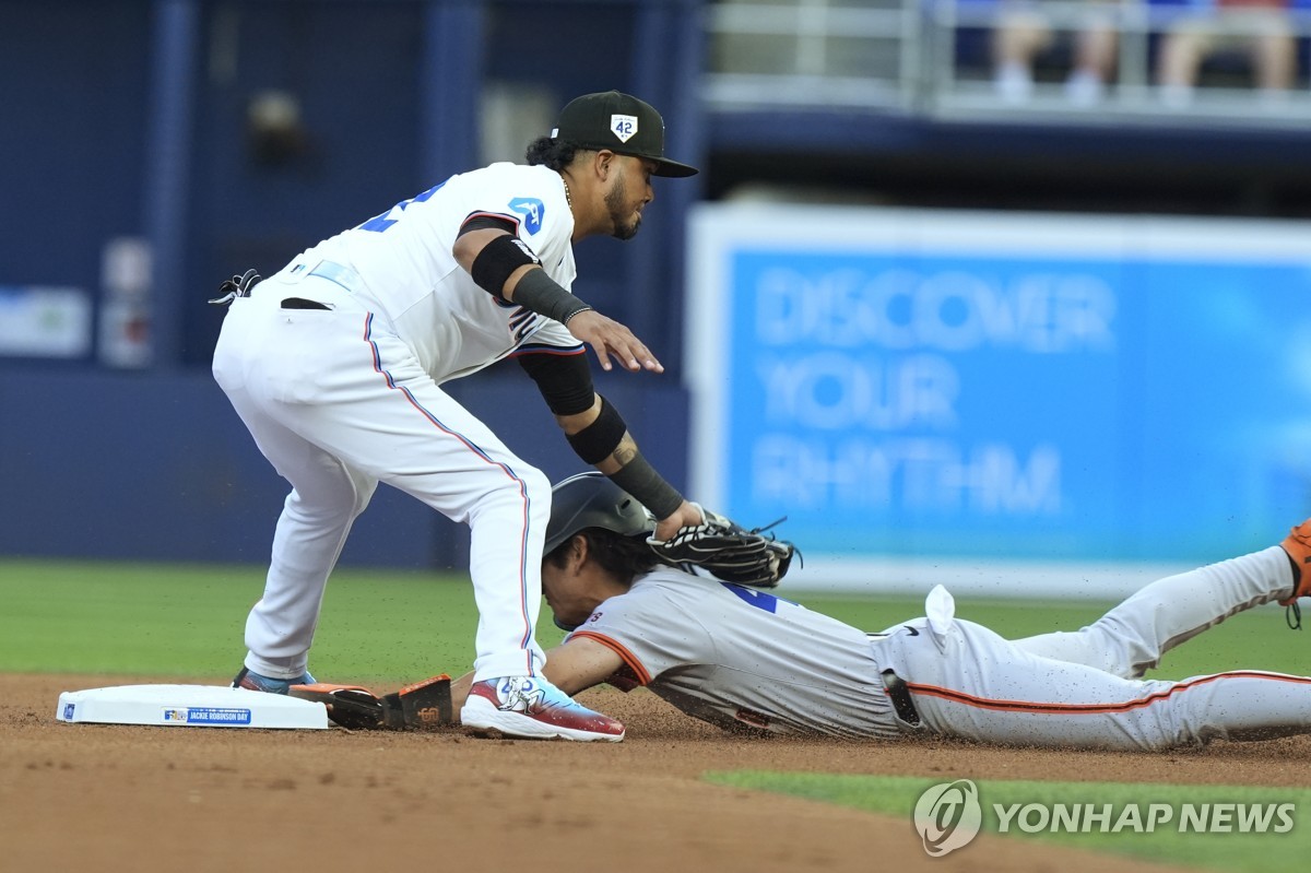 이정후, 멀티히트로 7경기 연속 안타…추격 득점에 동점타까지