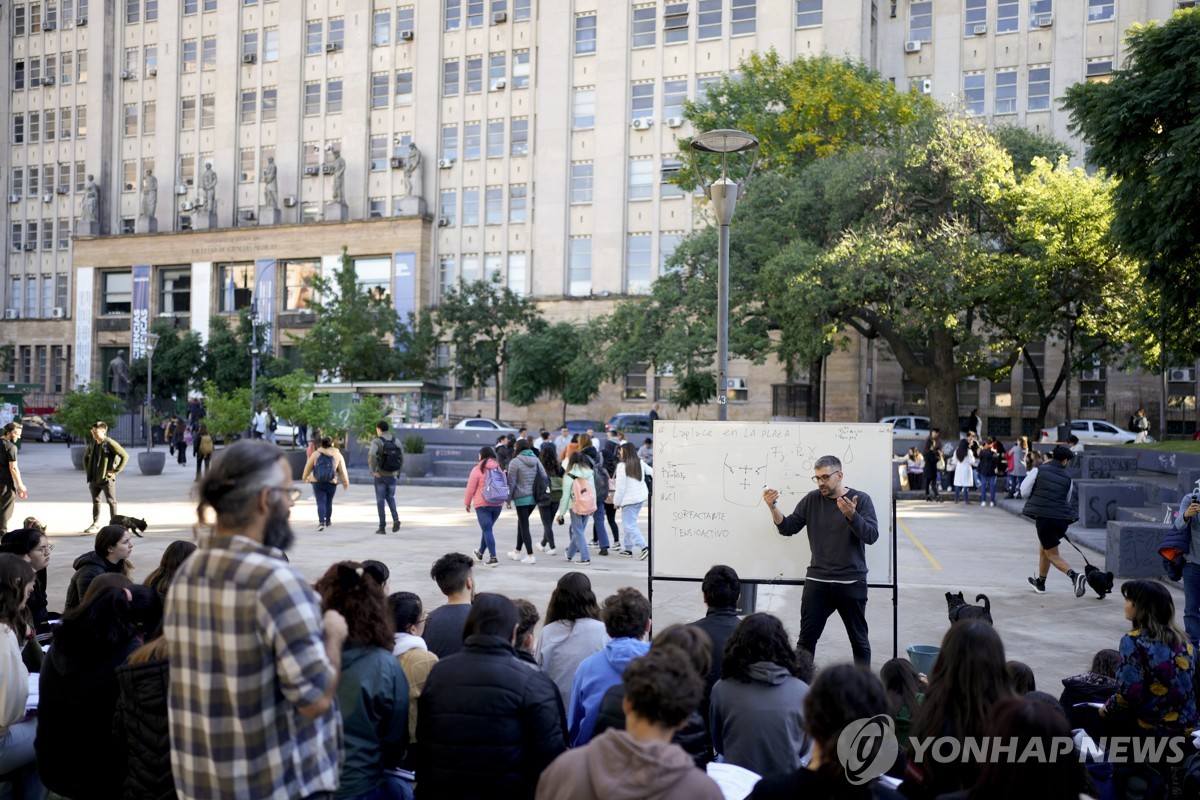 [월드＆포토] "전기세 낼 돈이 없다"…불 꺼진 '지성의 전당' 아르헨 국립대