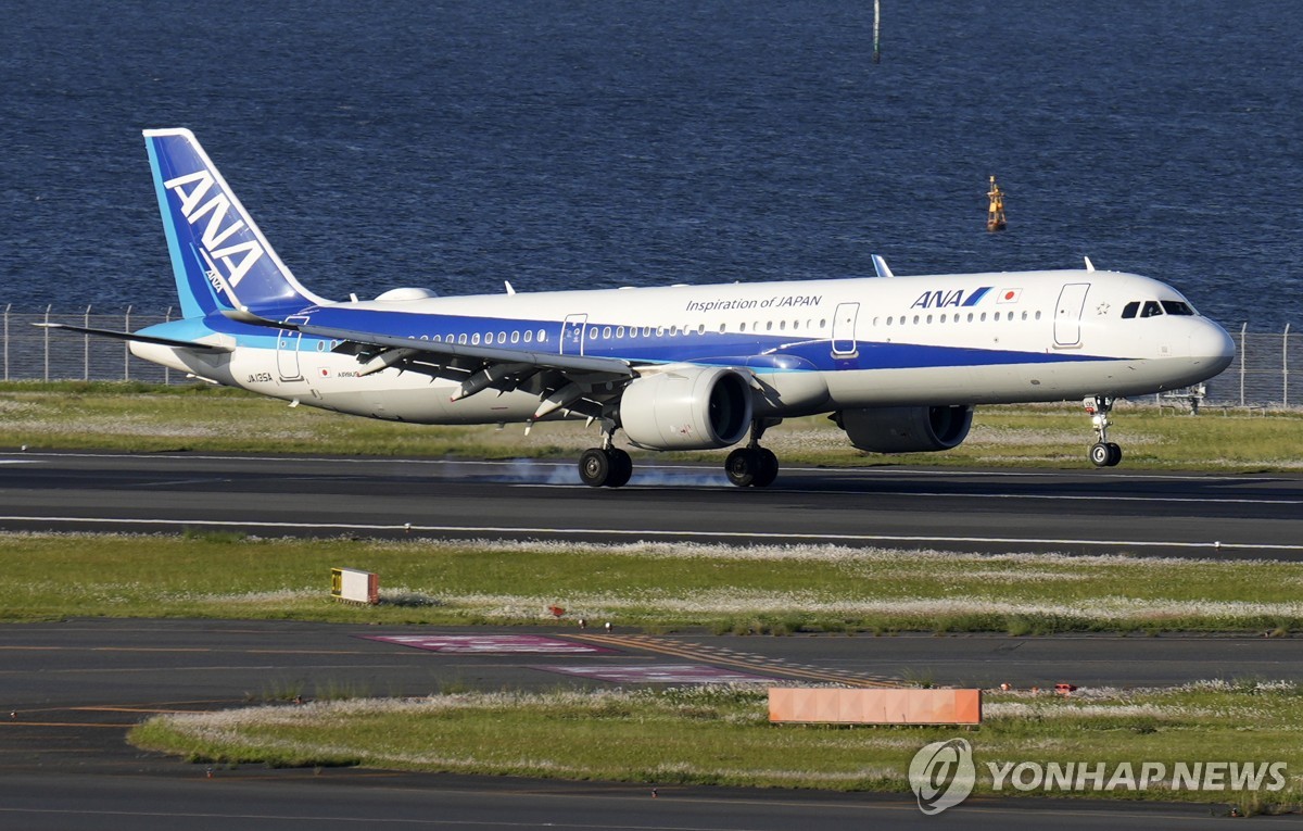 日홋카이도 신치토세공항 착륙 ANA여객기서 연기…"부상자 없어"