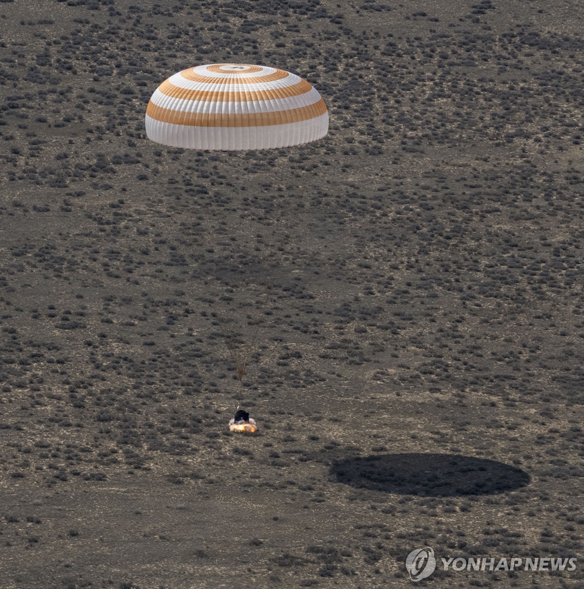 미·러·벨라루스 비행사 3명 태운 우주선 지구로 무사 귀환