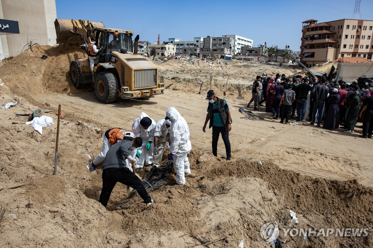 "가자지구 병원 마당서 매장된 시신 최소 50구 발견"