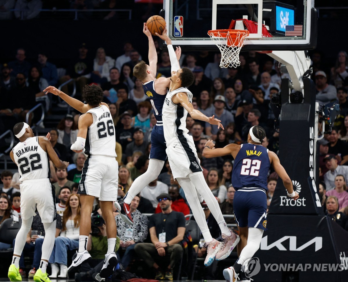 '3.6블록' 찍은 미래의 수비왕…NBA 신인류 웸반야마 첫 성적표