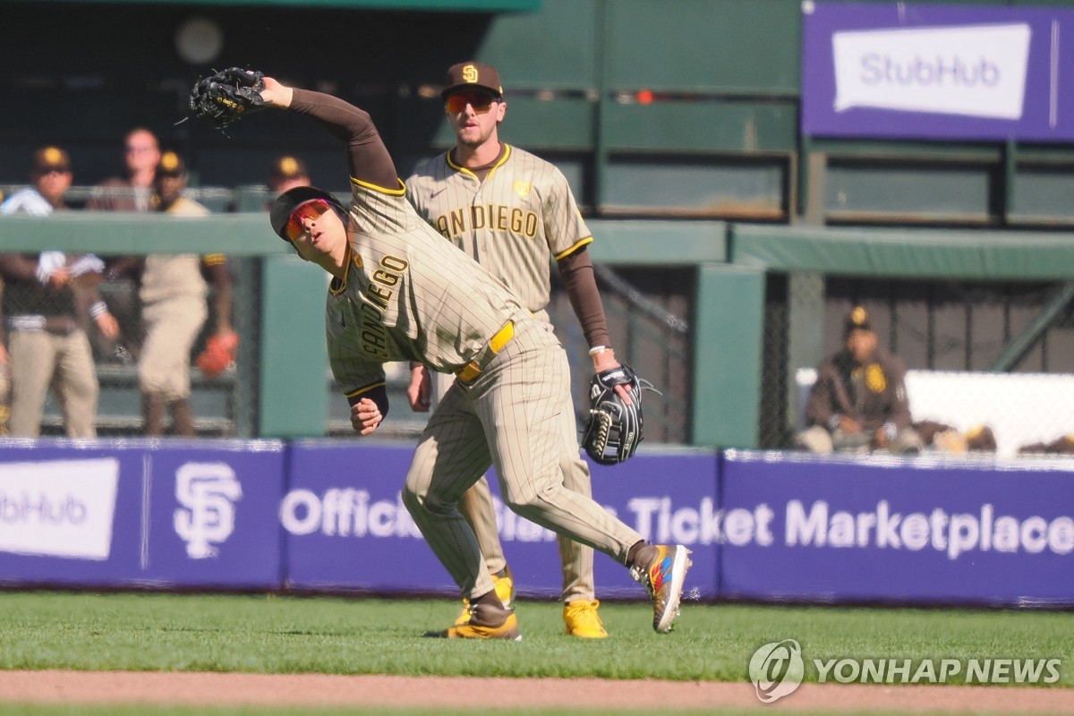 김하성, 스스로 이겨낸 수비 압박감…글러브까지 바꿨다