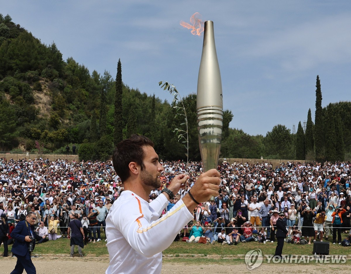 2024 파리올림픽 성화 타올랐다…그리스 올림피아서 채화