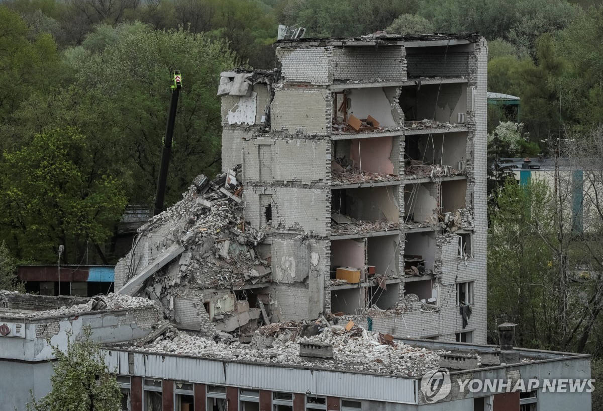 우크라 도심서 러 공습에 17명 숨져…젤렌스키 "방공 지원" 촉구