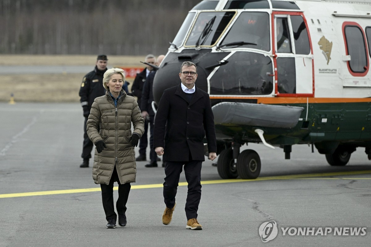 EU수장, 핀란드 국경 찾아 러 '난민 밀어내기' 비판