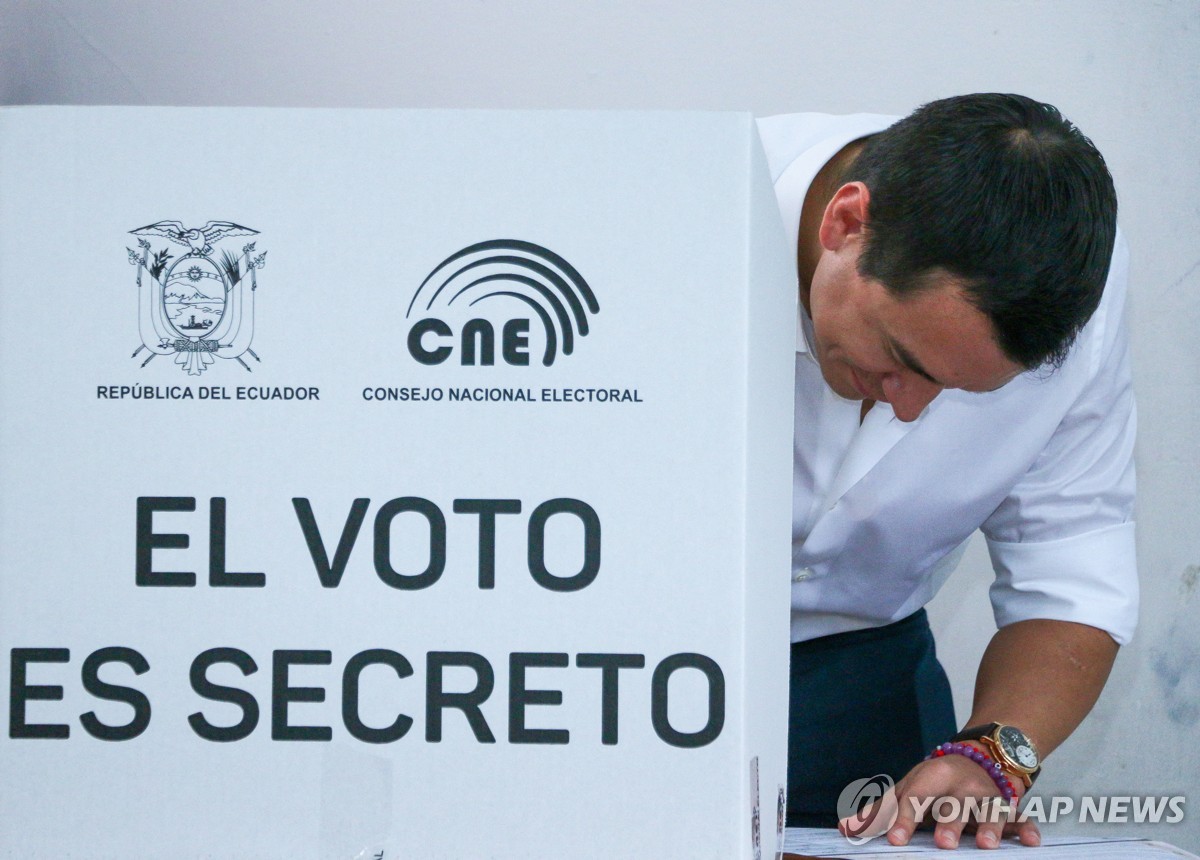 에콰도르 '치안 강화' 개헌 국민투표…투표날에도 교도소장 피살(종합)