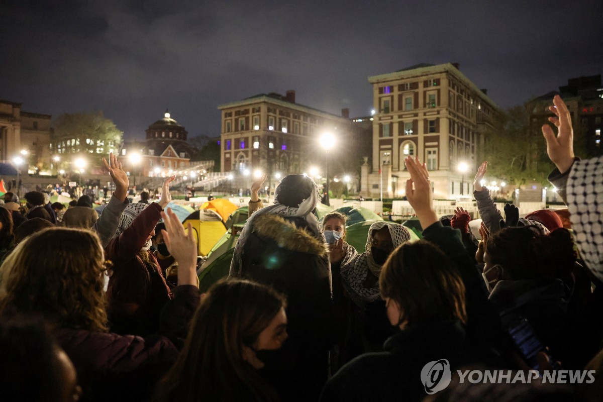 긴장 감도는 美컬럼비아대…"친팔 시위대 해산" 통첩 시한 지나