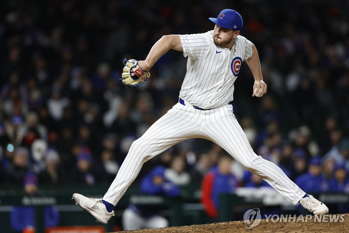 "이 글러브 안 됩니다"…MLB 투수, 성조기 붙이고 나왔다가 제지