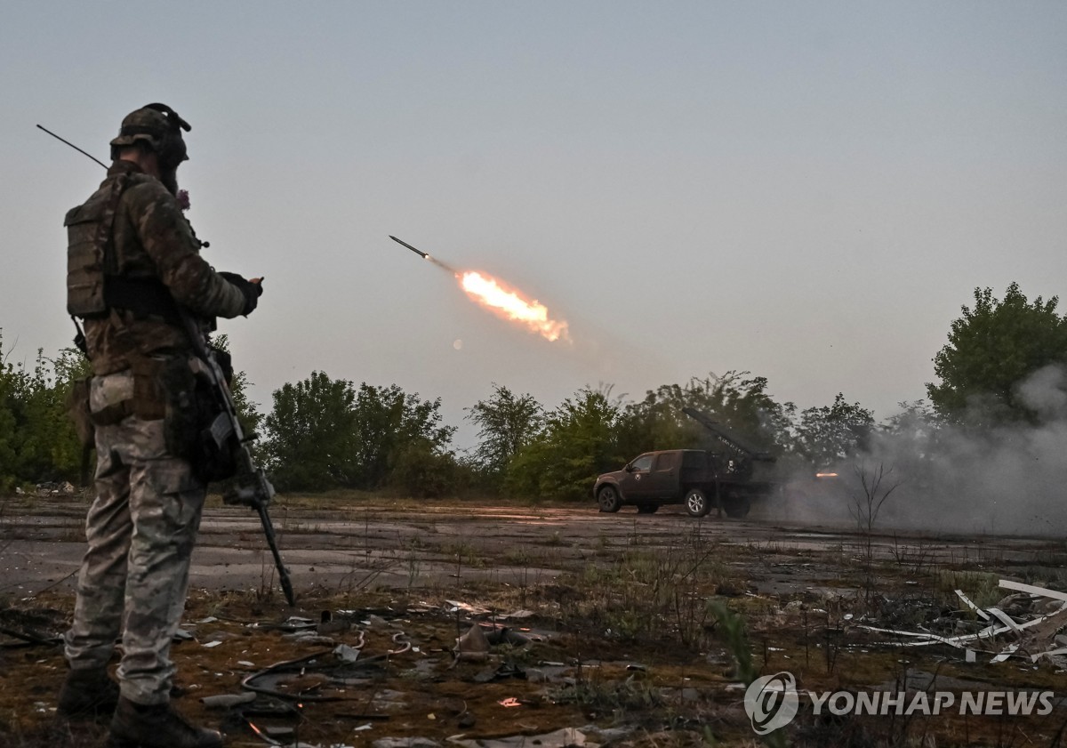 월급도 보급도 없지만 최전선서 싸우는 우크라 고령자 부대