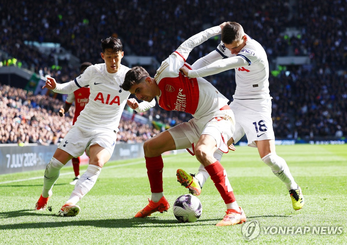 손흥민, PK로 16호골…토트넘은 아스널과 '북런던 더비' 2-3 패