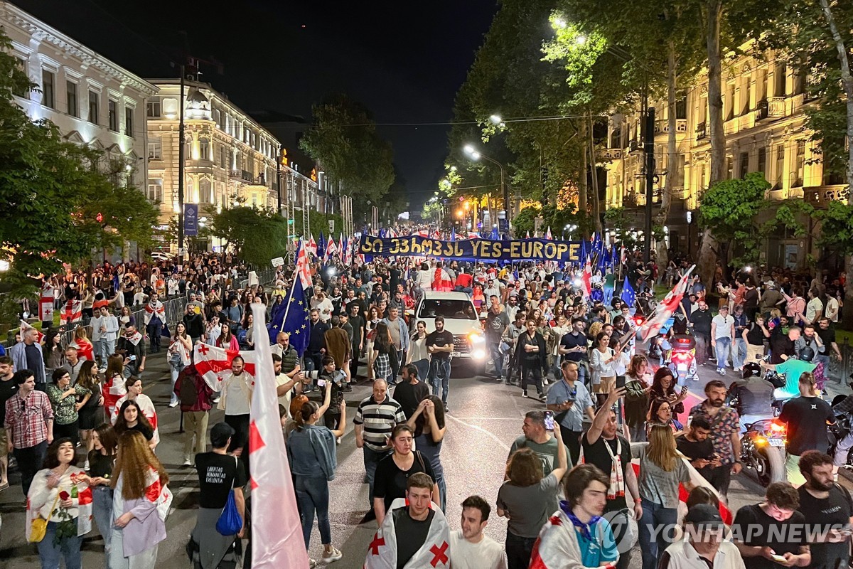 조지아 '러시아 닮은꼴' 언론 통제법안에 2만명 반대시위