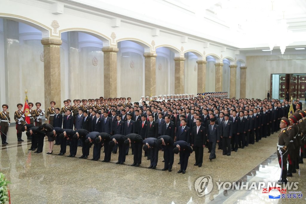 김정은도 간부도 '김일성 생일'에 참배 안했다…우상화 힘빼나