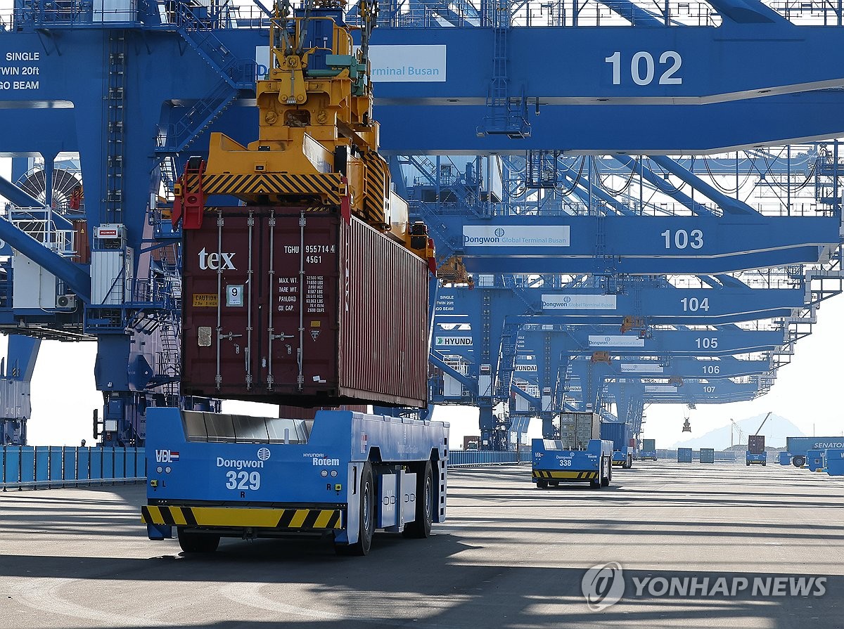 접안부터 장치까지 완전 자동화…부산항 신항 7부두 개장