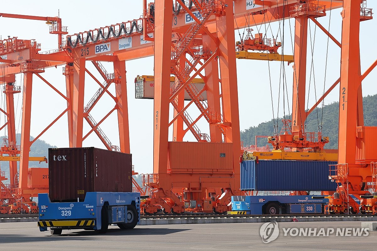 접안부터 장치까지 완전 자동화…부산항 신항 7부두 개장