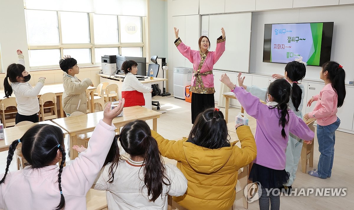 학부모 "믿고 맡길 수 있어 안심"…교사들은 늘봄업무 늘어 불만