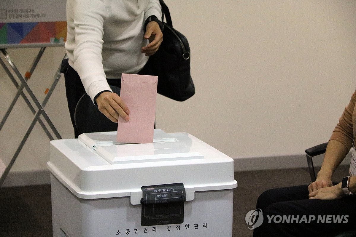 전남선관위, 재외투표소서 투표지 촬영해 SNS 공개 '고발'