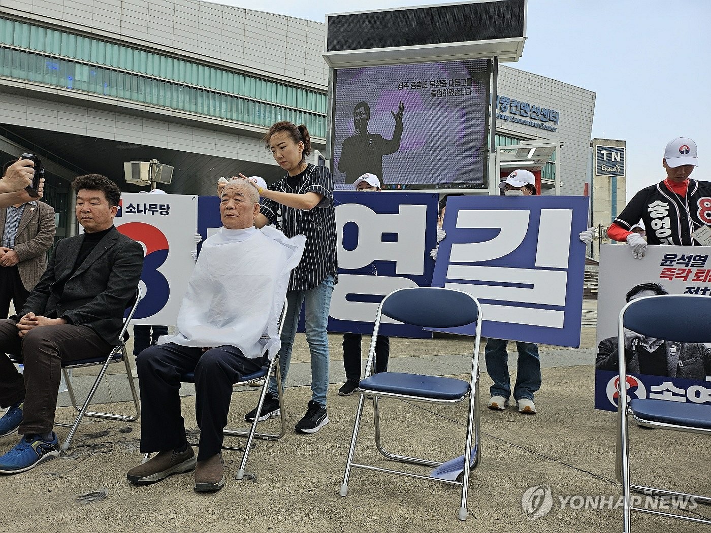 '재판 거부' 송영길, 구치소서 총선 '옥중 연설'…"4일 방송"(종합)