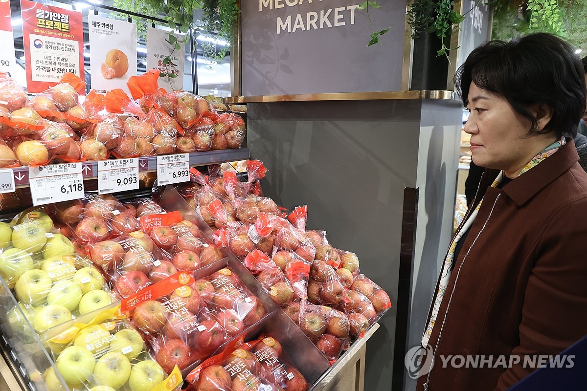 송미령 농림장관, 사과농가와 꽃가루은행 찾아 생육관리 점검