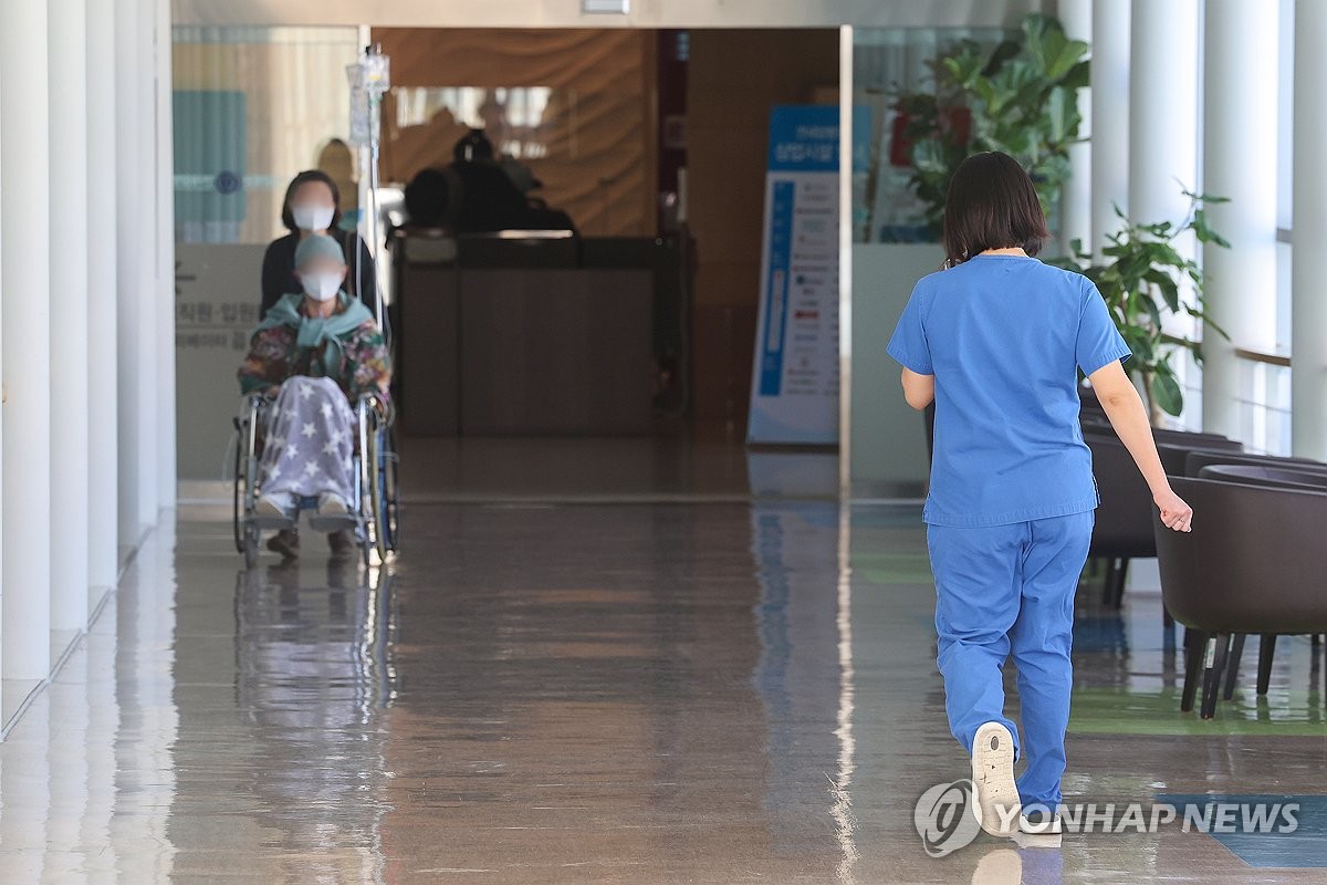 '의료 파행' 인턴 임용도 거부…준법 진료에 외래 차질(종합)