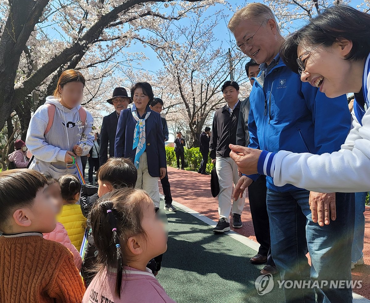 '총선 등판' 文…尹에 각 세우며 막판 PK 지지층 결집 시도