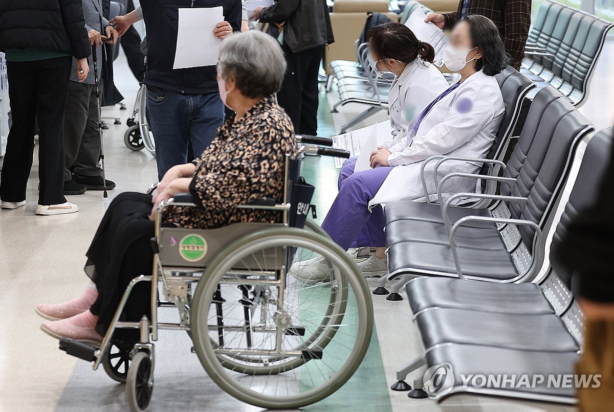 '전공의와 대화'까지 제안한 尹…침묵하던 전공의 대화 나서나