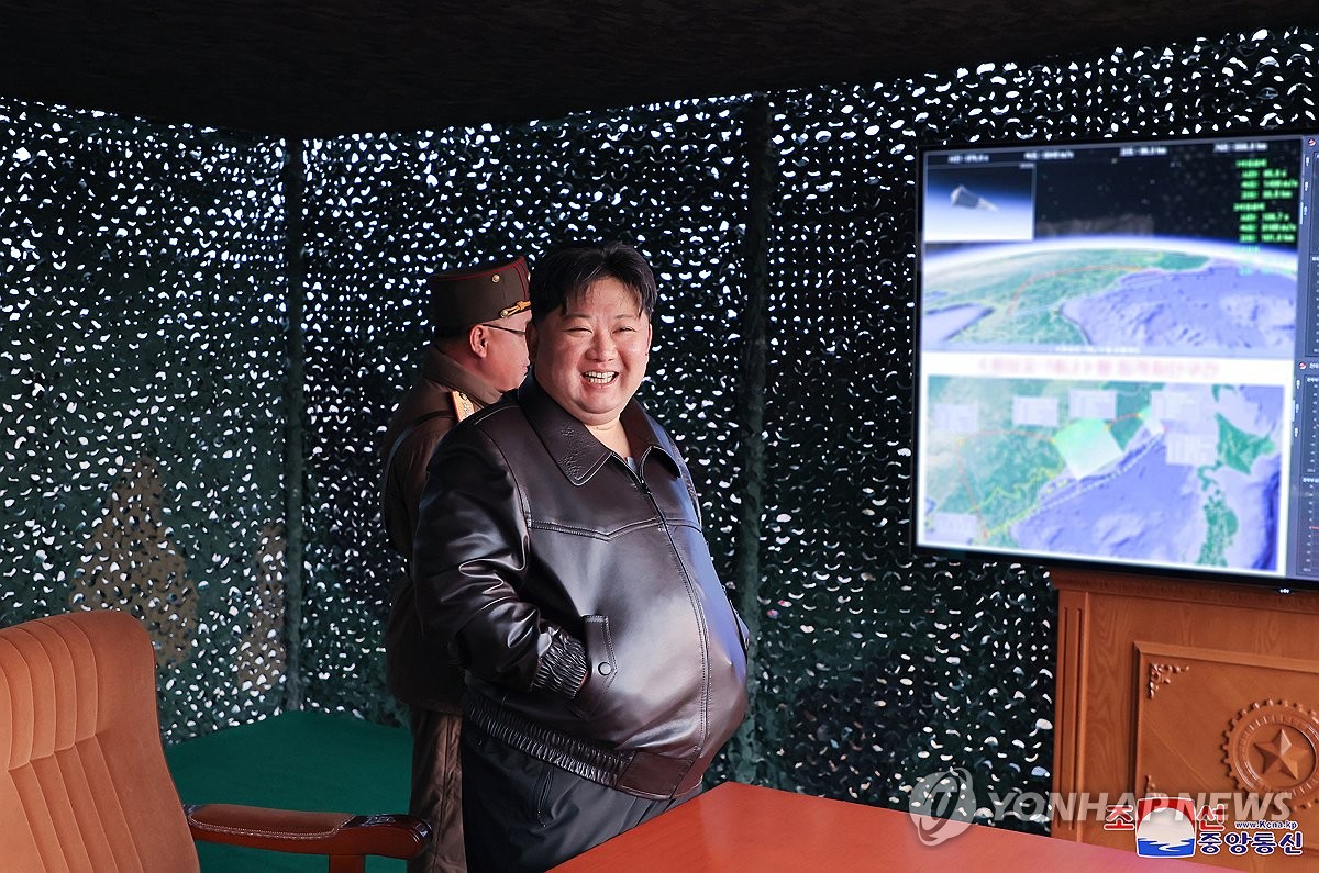 북한 "신형 중장거리 극초음속 미사일 시험발사 성공"