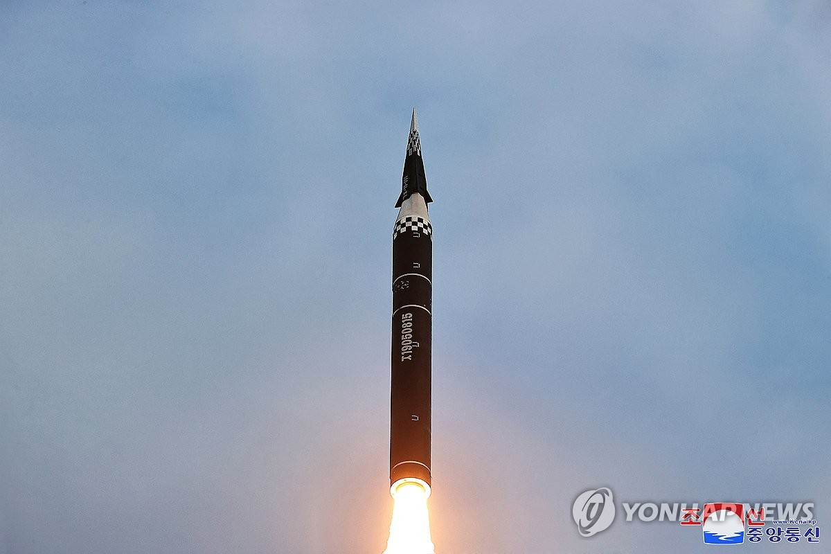 북, '글라이더형 극초음속미사일' 첫 성공…요격 어려워 위협적