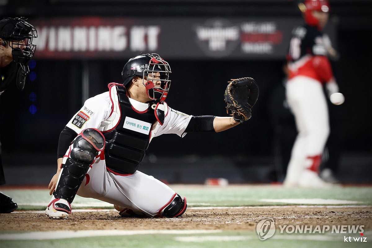 포수 전향한 kt 강백호, LG전 선발 포수 출전…데뷔 후 처음