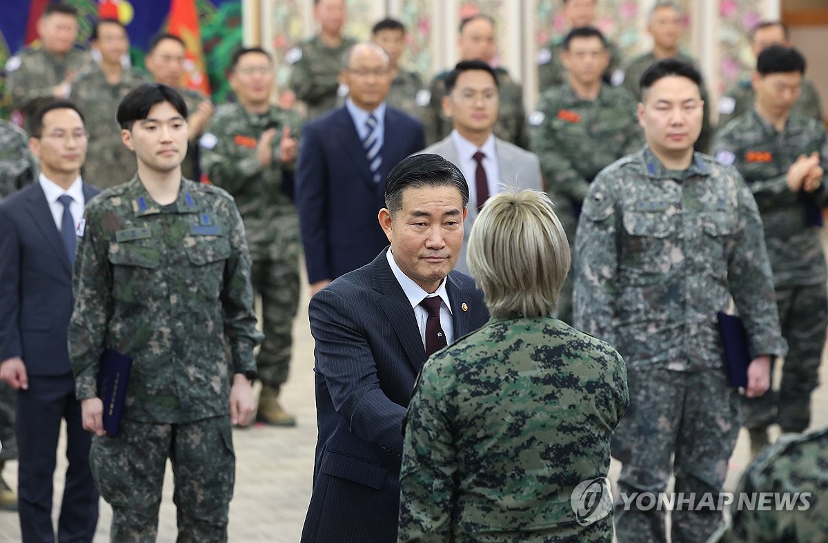 국방장관, 5년만에 예비군 행사 직접 주재…"안보의 중추"