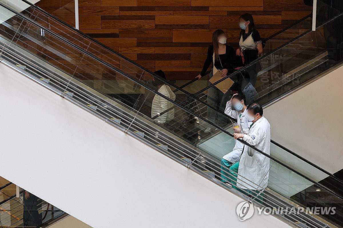 토요 진료중단·야간진료 차질…"아픈데 봐줄 사람 없어 서럽다"