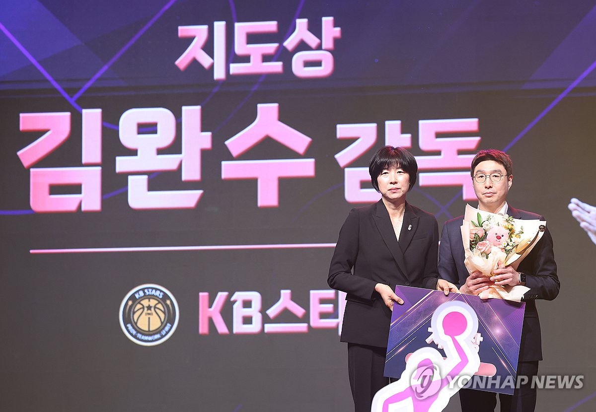 여자농구 KB 박지수, 통산 4번째 정규리그 MVP…최초 8관왕(종합)