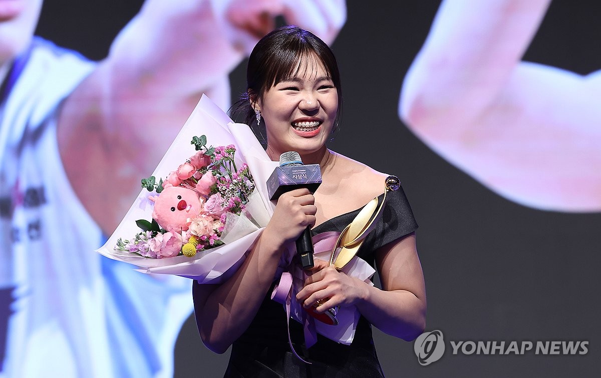 여자농구 KB 박지수, 통산 4번째 정규리그 MVP…최초 8관왕(종합)