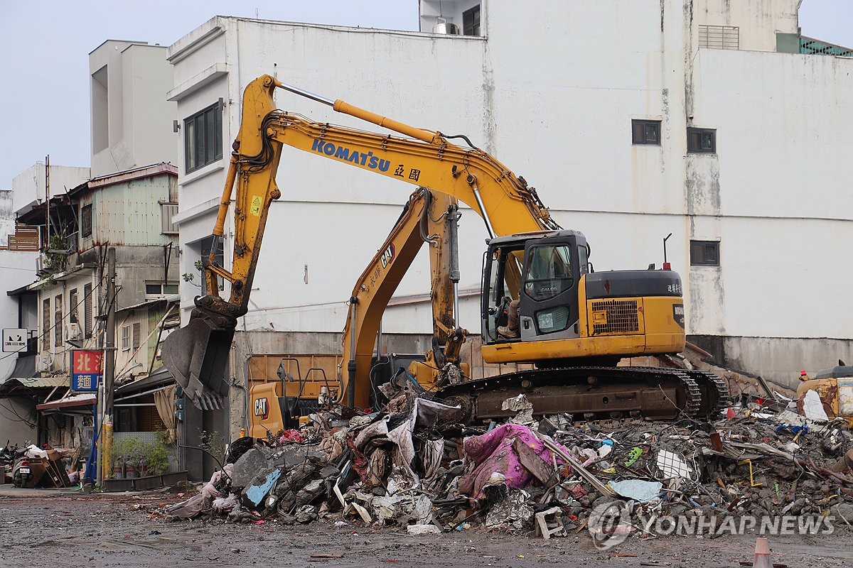 [대만강진 르포] "관광객 몰릴 청명절 연휴인데…"무너진 건물에 화롄시민들 낙담