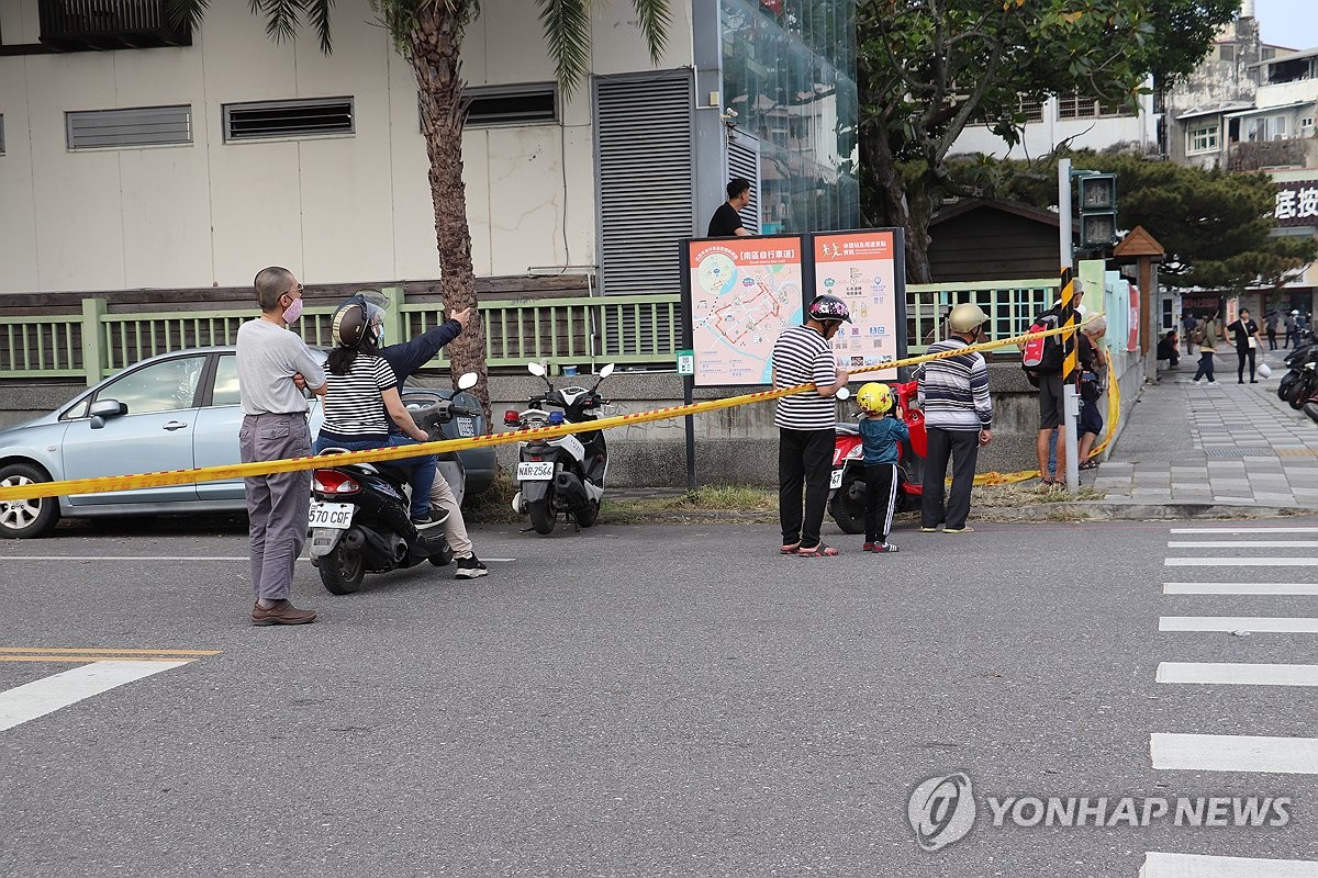 [대만강진 르포] "관광객 몰릴 청명절 연휴인데…"무너진 건물에 화롄시민들 낙담