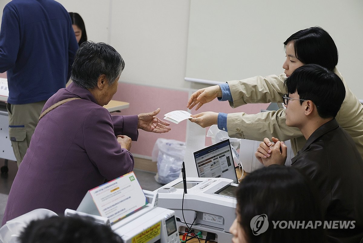 [사전투표] "관광객도 주민도 편리해"…제주 오후 3시 10.99％(종합)