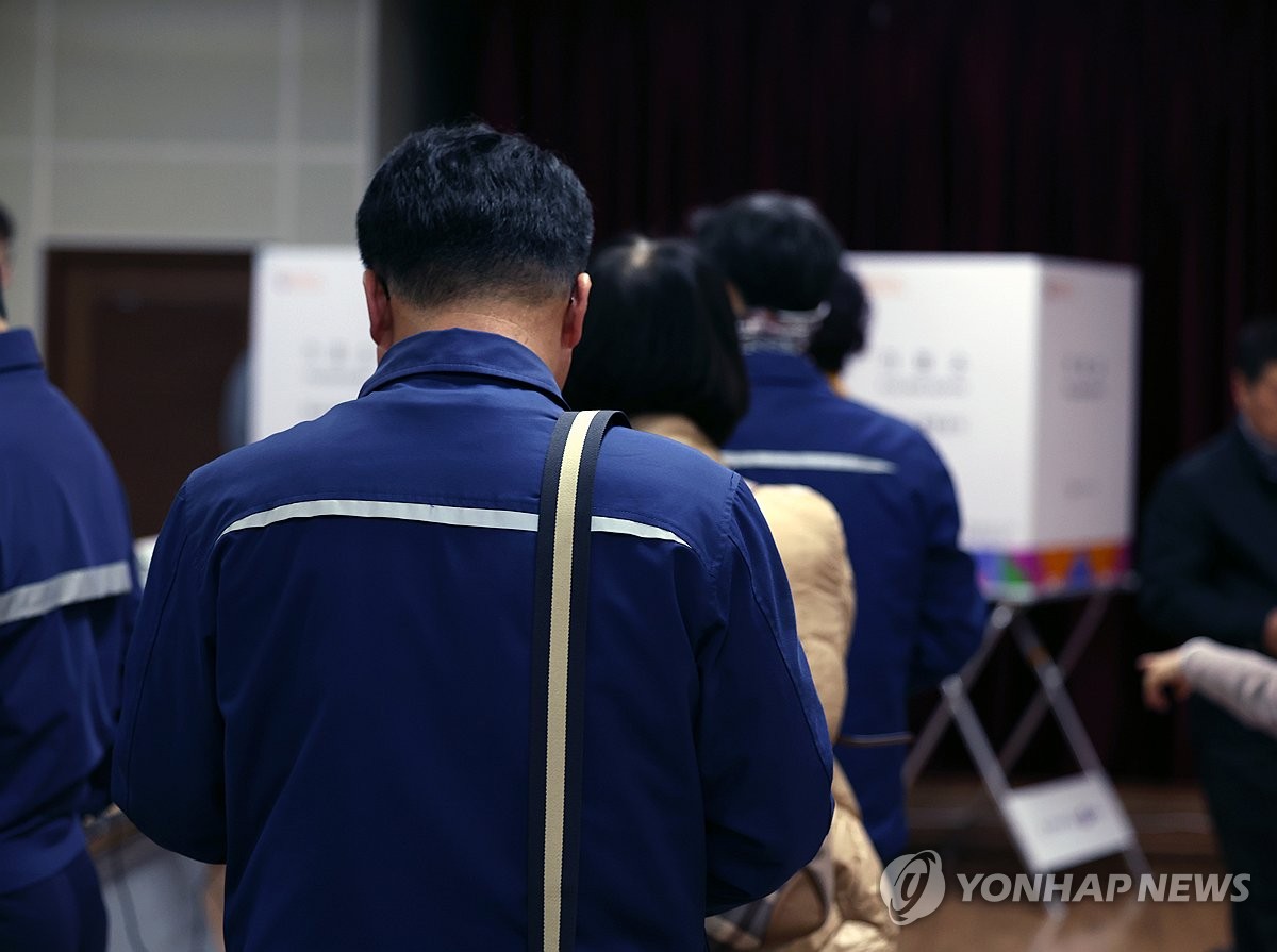 [사전투표] '출근 전 소중한 권리 행사' 울산 조선소 앞 투표 행렬