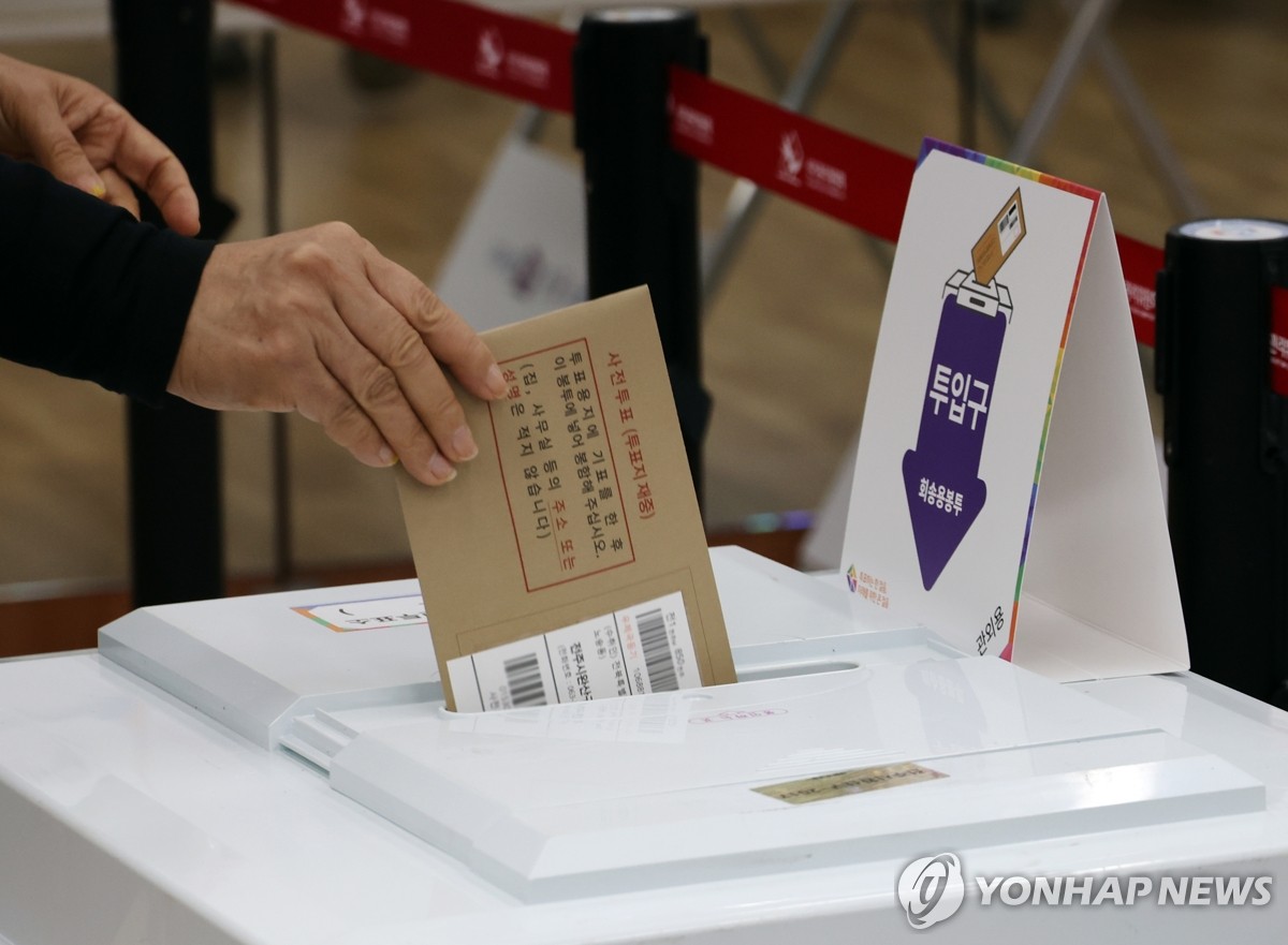[사전투표] 전북서도 이른 아침부터 투표 행렬…"상식적인 정치 기대"