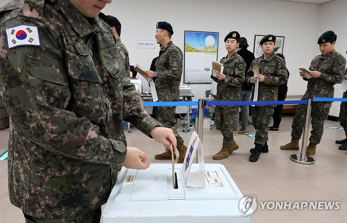 [사전투표] 지팡이 어르신부터 청년 유권자까지 "내 표 행사"