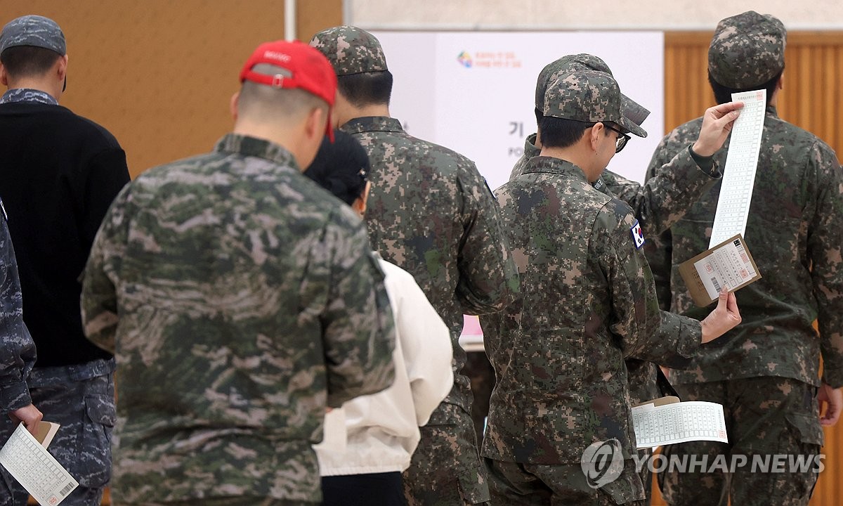 [사전투표] "투표는 당연히 할 일"…경남 유권자 매시간 4만명 발길(종합)