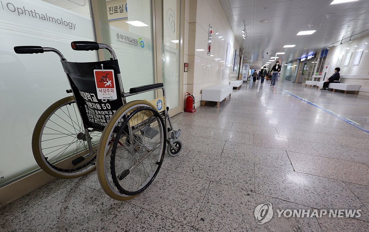 토요 진료중단·야간진료 차질…"아픈데 봐줄 사람 없어 서럽다"