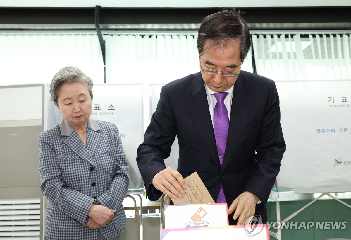 [사전투표] 한총리, 삼청동 주민센터서 부인과 함께 투표