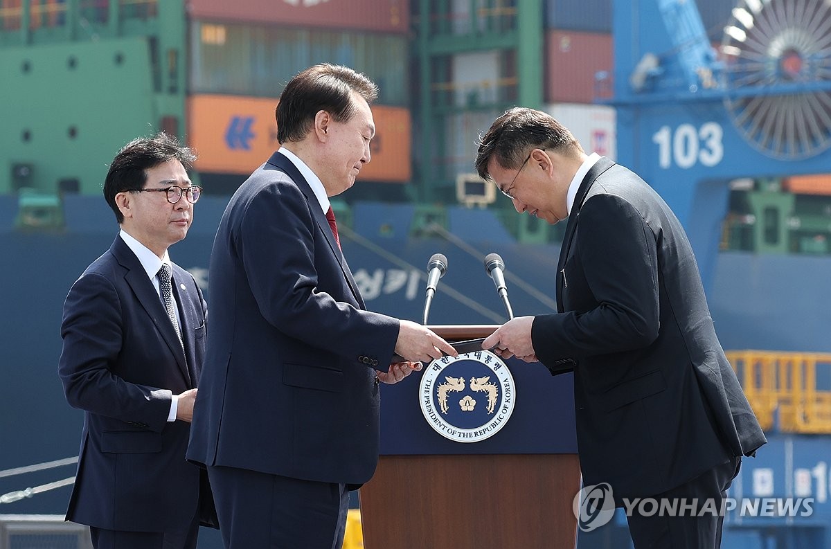 동원그룹, 완전 자동화 항만 운영…김남정 회장 은탑산업훈장