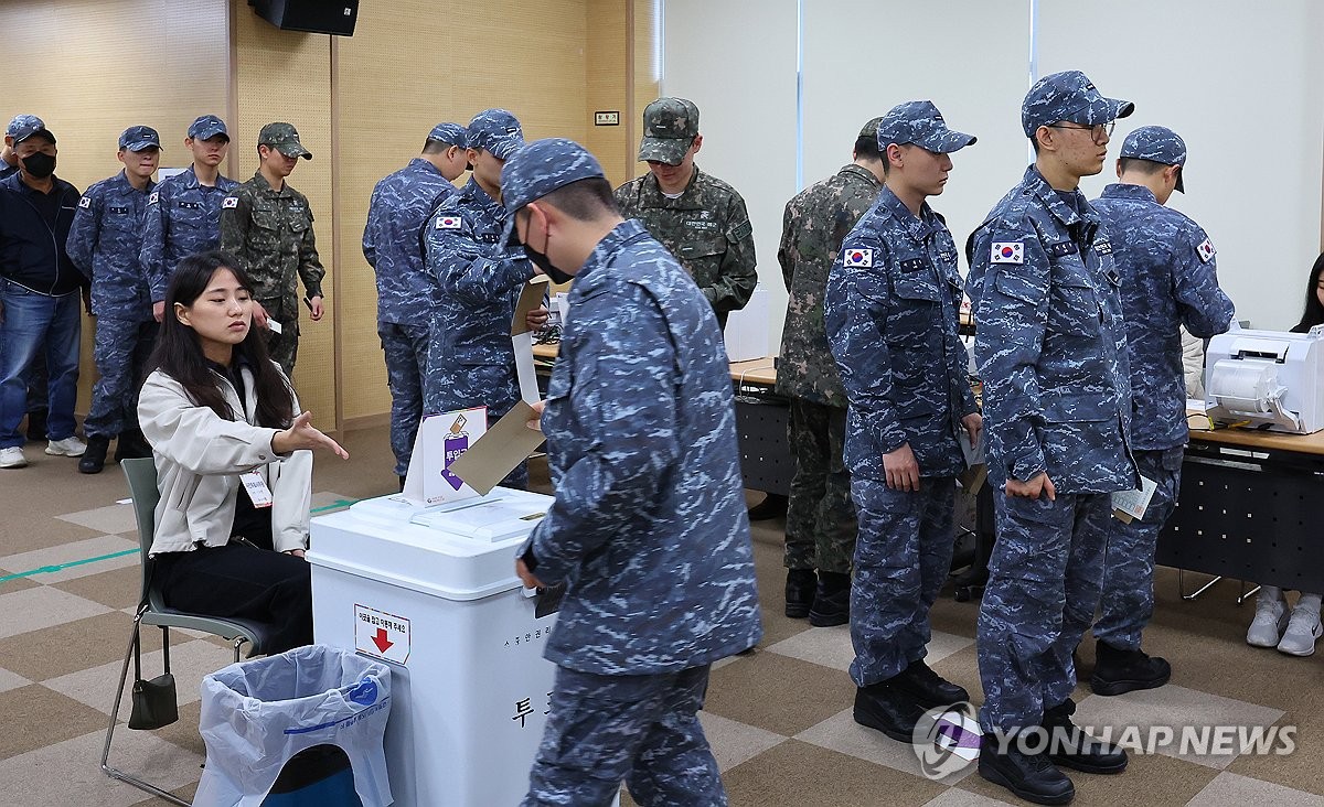 [사전투표] 인천해역방어사령부 해군 장병들도 '한 표'
