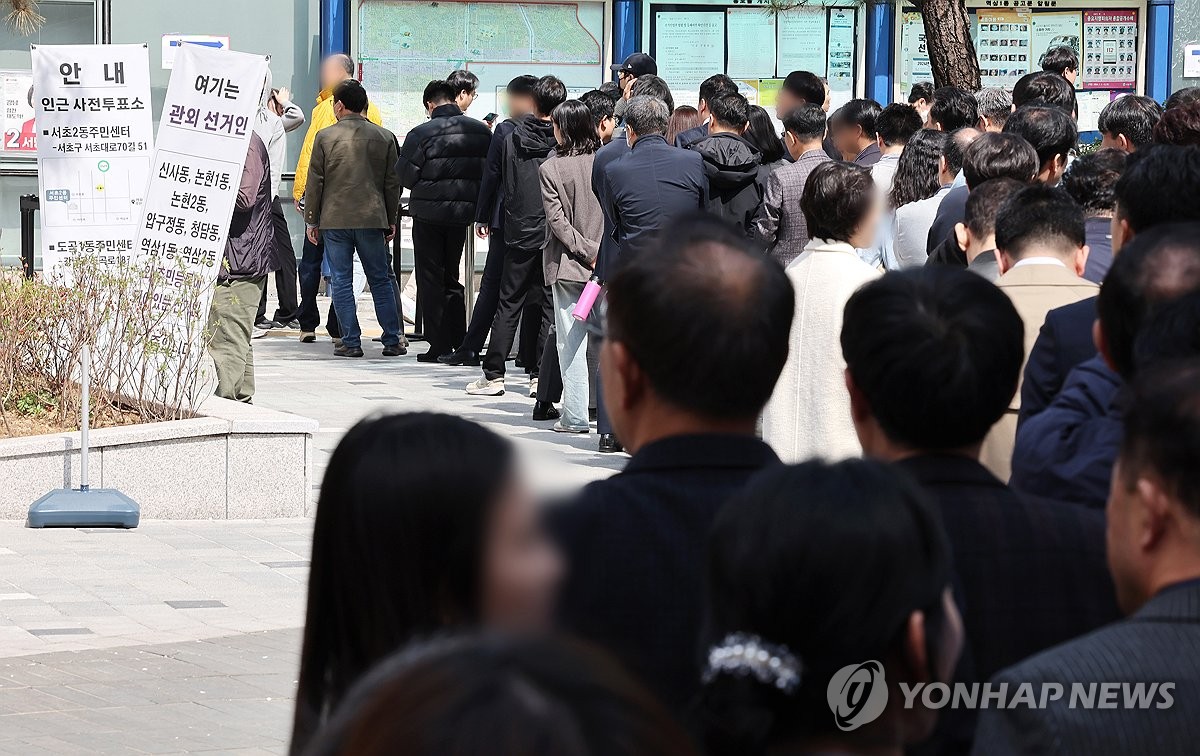 [사전투표] 100ｍ 늘어선 점심 대기줄…'생애 첫 투표' 설렘도(종합)