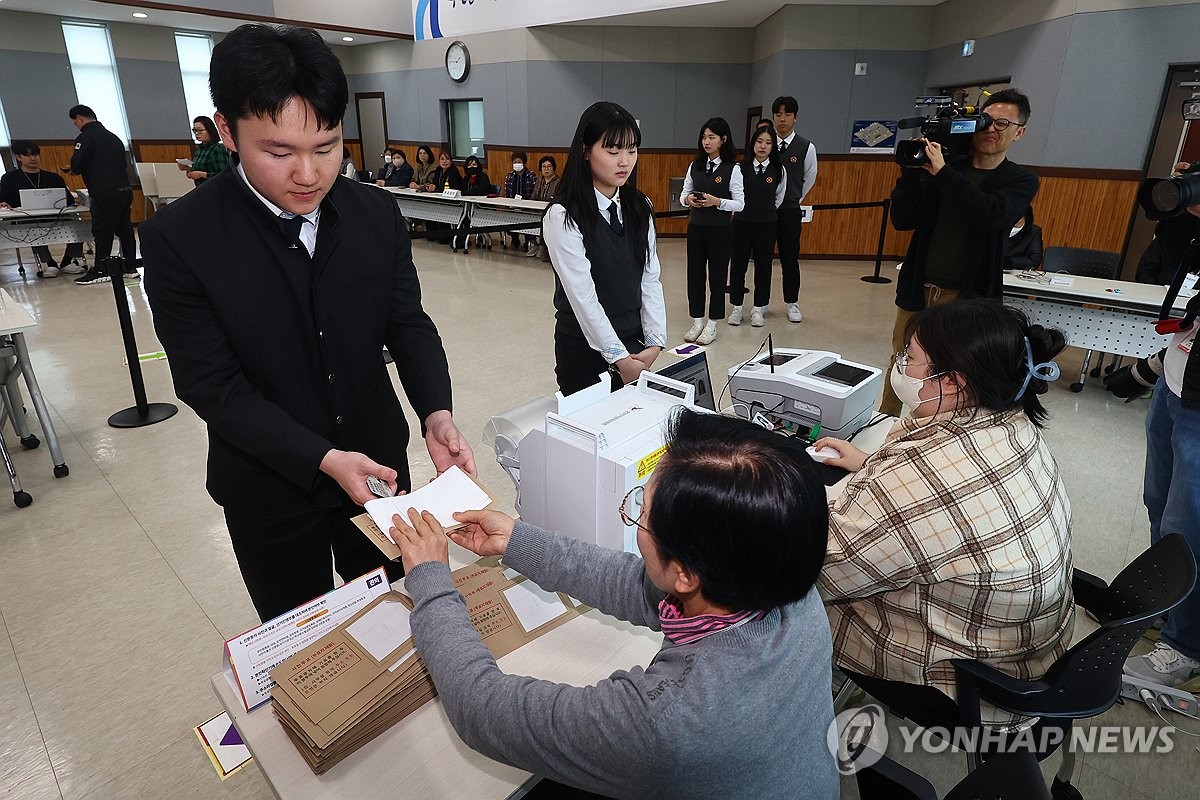 "교복 입고 투표소로"…두번째 총선 앞둔 고3 유권자들