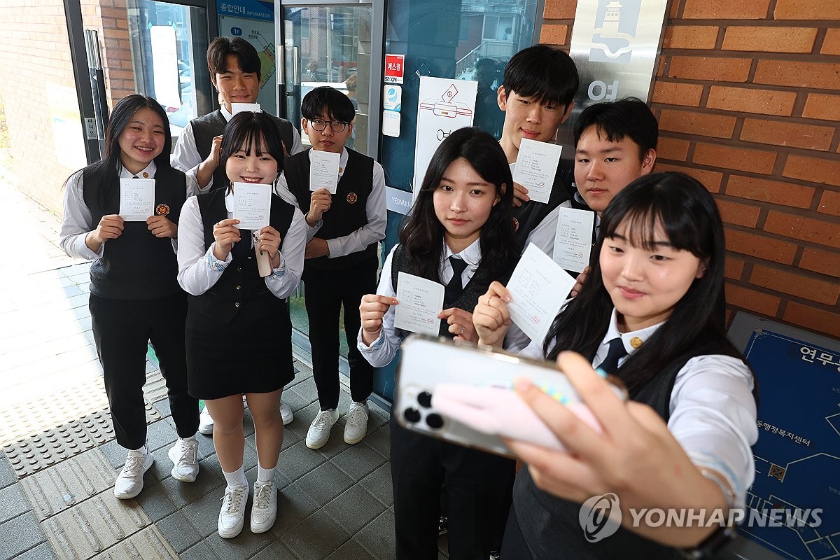 [사전투표] "나라 잘됐으면" "민생 잘 챙겼으면"…전국 곳곳 투표 행렬(종합2보)