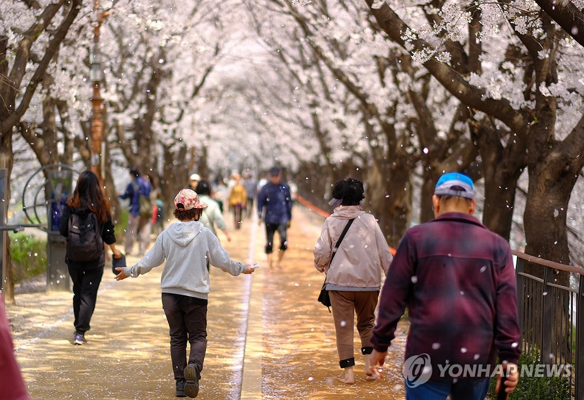 전국 맑고 낮 20도 이상 포근…중서부 미세먼지 '나쁨'