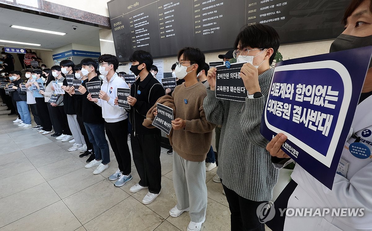 의대교수 '무더기 사직' 할까…유화책 거절하며 '진료축소' 압박