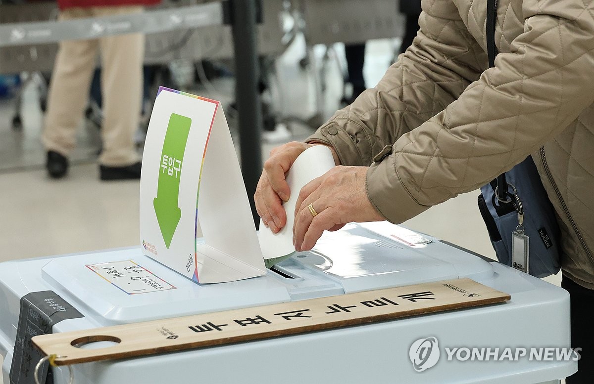 [4·10 총선] 부산서 투표용지 찢은 80대 선거법 위반 조사(종합)